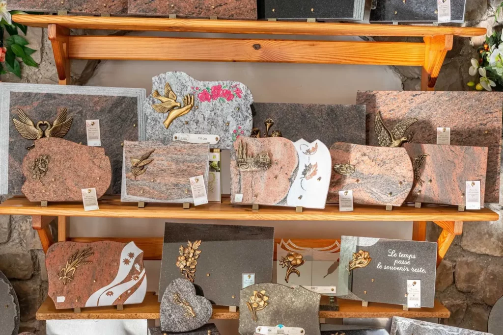 Plaques commémoratives en granit ornées de motifs dorés et sculptés.