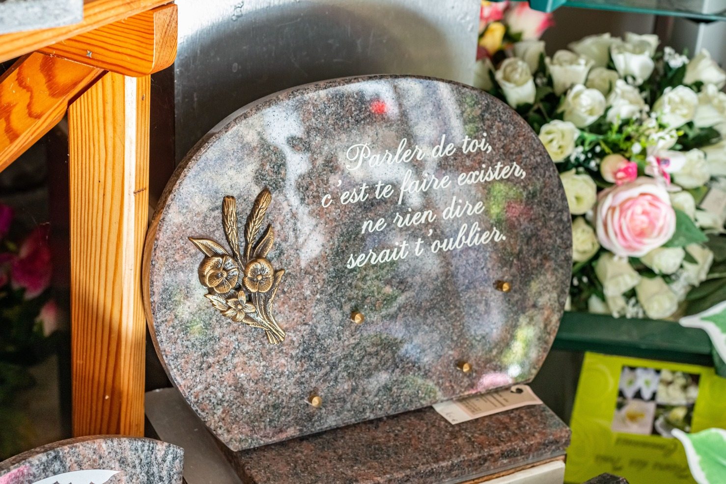 plaque de motif fleurs et texte
